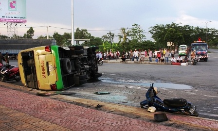 Xe tải tông xe khách, ít nhất 13 người bị thương