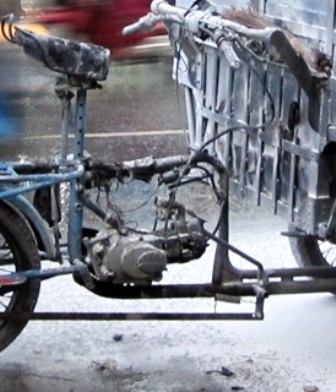 Xe ba gác gắn bình xăng tự chế bốc cháy trên đường