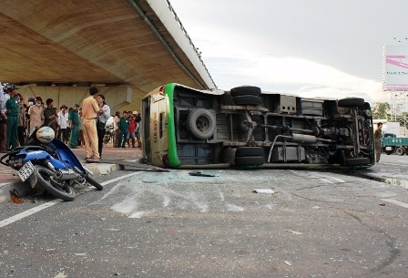 Xe tải tông xe khách, ít nhất 13 người bị thương