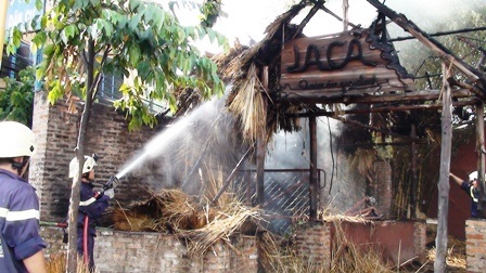 Cháy rụi một cửa hàng ăn