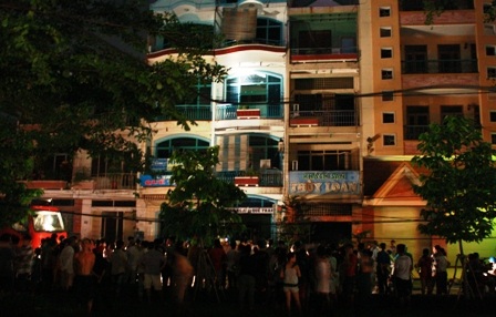 Cháy nhà nghỉ 4 tầng, cả dãy khách sạn náo loạn