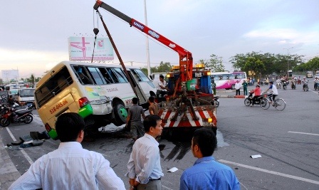 Xe tải tông xe khách, ít nhất 13 người bị thương