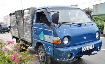 Xe tải lật nhào, quốc lộ 1A “tắm” bia