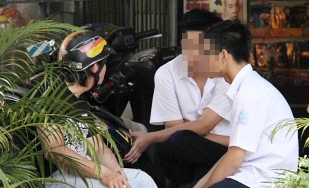 Nhóm học sinh bị giang hồ truy sát trên phố - 2 Nhóm học sinh bị giang hồ truy sát trên phố