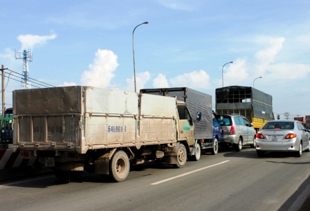 Bốn ô tô tông nhau liên hoàn trên cầu