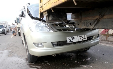 Bốn ô tô tông nhau liên hoàn trên cầu