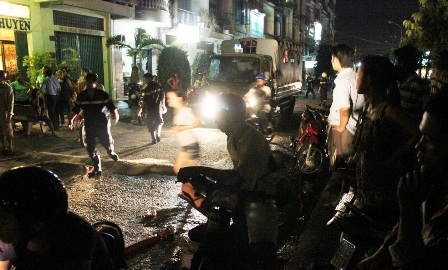 Cháy nhà nghỉ 4 tầng, cả dãy khách sạn náo loạn