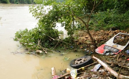 Hình ảnh ghi tại hiện trường vụ xe khách lao sông làm 34 người chết