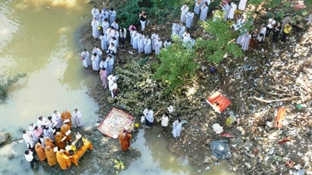 Cầu siêu cho 34 nạn nhân thiệt mạng trên dòng Sêrêpốk