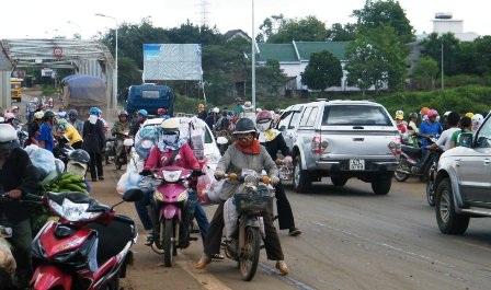 Hình ảnh ghi tại hiện trường vụ xe khách lao sông làm 34 người chết