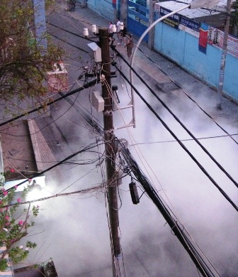 Cột đèn bốc cháy, khu dân cư náo loạn