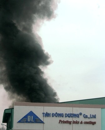 Hỏa hoạn lớn tại công ty sản xuất mực in - 1 Hỏa hoạn lớn tại công ty sản xuất mực in