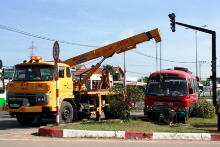 Xe khách mất thắng tông nhiều xe máy đang dừng đèn đỏ - 5