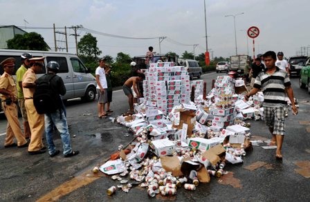 Xe tải lật nhào, quốc lộ 1A “tắm” bia