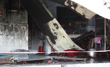 Cháy lớn giữa đêm, 7 người mắc kẹt trong nhà