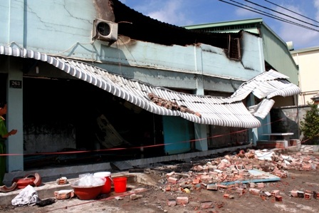 Cháy lớn giữa đêm, 7 người mắc kẹt trong nhà