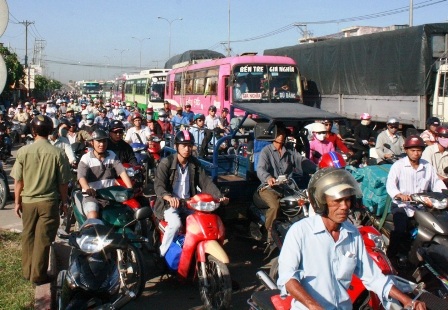 Xe khách mất thắng tông nhiều xe máy đang dừng đèn đỏ - 4