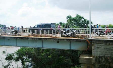 Hình ảnh ghi tại hiện trường vụ xe khách lao sông làm 34 người chết