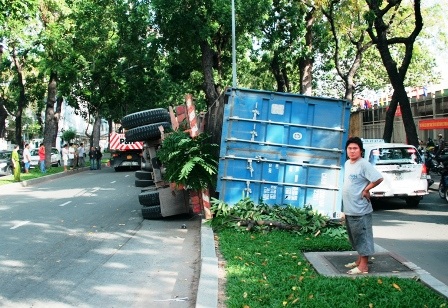 Chiếc xe container nằm dọc theo dải phân cách giữa đường