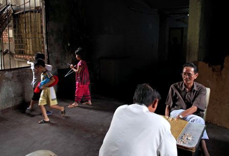 Cuộc sống lay lắt của hàng trăm hộ dân trong chung cư “chờ sập” - 16 Những đứa trẻ hồn nhiên bên ô cửa mất song chắn bảo vệ