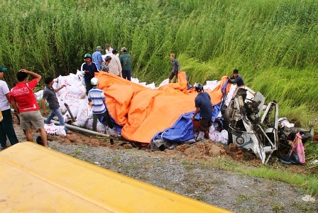 Chiếc xe tải biến dạng hoàn toàn sau vụ tai nạn