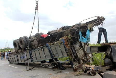 Chiếc xe tải biến dạng hoàn toàn sau vụ tai nạn