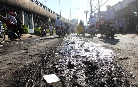 Bùn thải rải kín trên 50m mặt đường