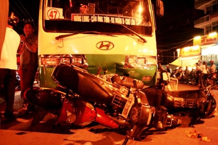 Xe buýt "lùa" 5 xe máy đang dừng đèn đỏ, 1 thai phụ nhập viện - 1 Hiện trường vụ tai nạn