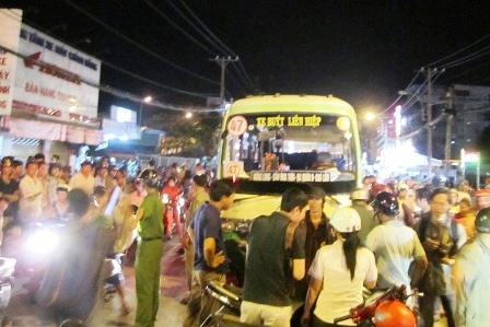 Khá đông người vây quanh hiện trường vụ tai nạn