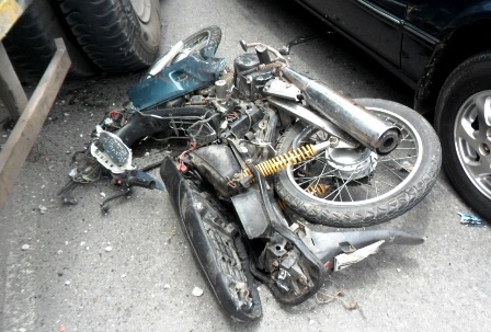 Một xe máy khác bị chiếc xe tải nghiền nát, biến dạng hoàn
toàn