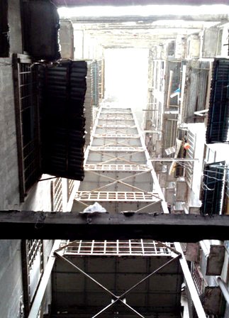 Cầu thang thoát hiểm quá mong manh 