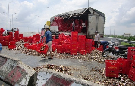 Hàng ngàn chai bia bể nát dưới mặt đường