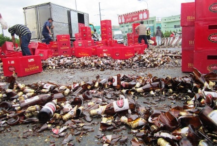 Hàng ngàn chai bia bể nát dưới mặt đường
