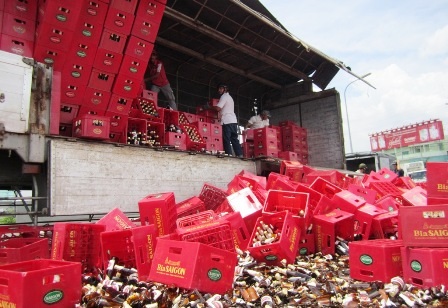 Hiện trường vụ xe tải chở bia gặp nạn