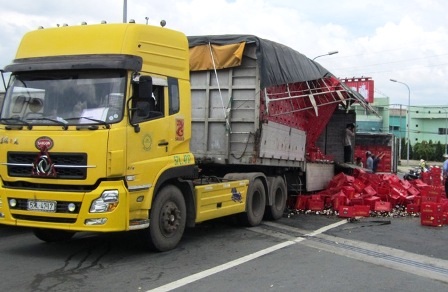 Hiện trường vụ xe tải chở bia gặp nạn