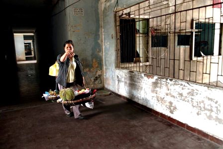 Cuộc sống lay lắt của hàng trăm hộ dân trong chung cư “chờ sập” - 12 Cuộc sống lay lắt của những người không biết về đâu