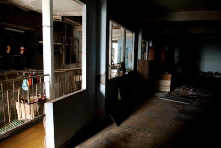 Cuộc sống lay lắt của hàng trăm hộ dân trong chung cư “chờ sập” - 21 Sự vắng lặng đến lạnh người trong một căn phòng bỏ hoang