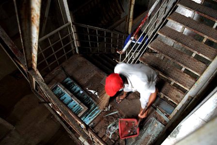 Cuộc sống lay lắt của hàng trăm hộ dân trong chung cư “chờ sập” - 18 Một người dân lầm lũi dọn rác