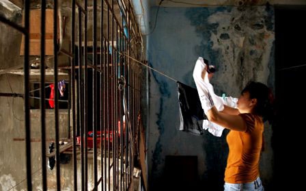 Cuộc sống lay lắt của hàng trăm hộ dân trong chung cư “chờ sập” - 10 Cuộc sống lay lắt của những người không biết về đâu
