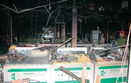 Hiện trường vụ cháy siêu thị máy tính, thiêu rụi hàng tỉ đồng