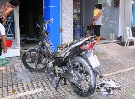 Chiếc xe đang dừng đã bốc cháy dữ dội