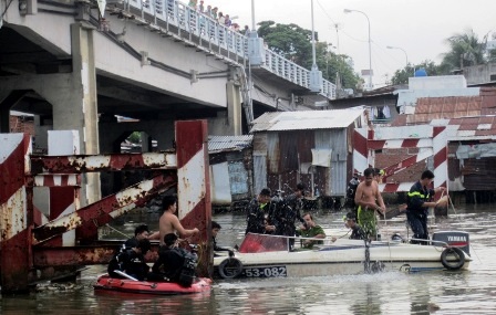 Lực lượng cứu hộ tìm kiếm người mất tích dưới chân cầu chữ Y