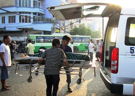 Thi thể người bị nạn được chuyển ra khỏi hiện trường