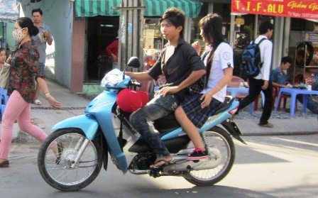 Học sinh đầu trần lướt xe máy vi vu đến trường