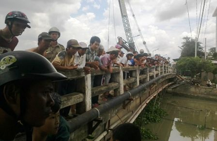 “Hiệp sĩ” truy bắt tên cướp táo tợn dưới sông - 1 Người dân dõi theo cuộc bắt cướp dưới sông của các hiệp sĩ