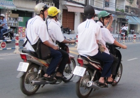 Học sinh đầu trần lướt xe máy vi vu đến trường