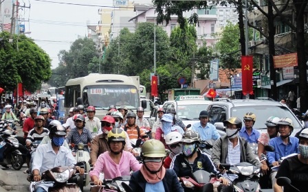 Kẹt xe trên đường Khánh Hội do va chạm giữa xe buýt và xe
máy