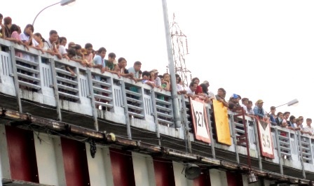 Nhiều người dân hiếu kì đứng trên cầu dõi theo vụ việc