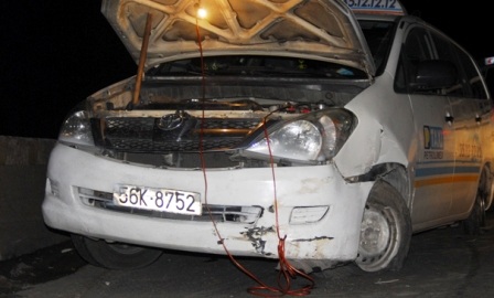 Nghi cán phải đinh, taxi nổ 3 bánh, đâm vào dải phân cách - 1 Chiếc taxi nổ cả 3 bánh sau sự cố