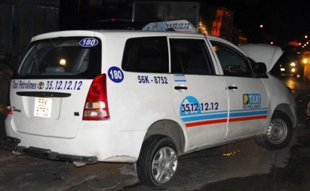 Nghi cán phải đinh, taxi nổ 3 bánh, đâm vào dải phân cách - 2 Hai bánh sau nổ.